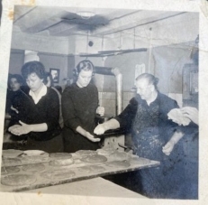 Frauen beim Brotbacken Frauen beim Brotbacken
