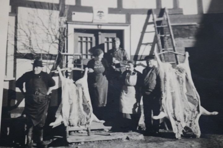 Adolf Dickel (Kemper), Hans Grauels Oma Emmi, ein unbekannter Soldat, ein Dienstmädchen und Ernst Grauel aus dem Haus. Adolf Dickel (Kemper), Hans Grauels Oma Emmi, ein unbekannter Soldat, ein Dienstmädchen und Ernst Grauel aus dem Haus.