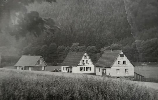 Am Schulweg 10 - Foto aus früheren Jahren, das linke Haus ist "Am Schulweg 10" 