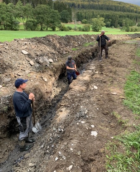 Erneuerung der Rohwasserleitung Kraftsholz im Hand- und Spanndienst 2020 - 1 https://www.chronik-schuellar-wemlighausen.de/wp-content/uploads/2025/10/Erneuerung-der-Rohwasserleitung-Kraftsholz-im-Hand-und-Spanndienst-2020-1.jpg