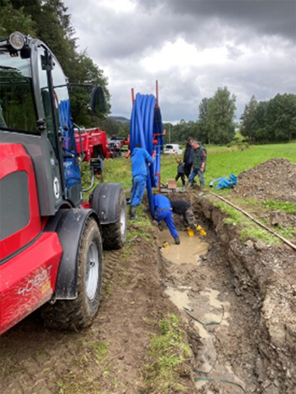 Erneuerung der Rohwasserleitung Kraftsholz im Hand- und Spanndienst 2020 - 2 https://www.chronik-schuellar-wemlighausen.de/wp-content/uploads/2025/10/Erneuerung-der-Rohwasserleitung-Kraftsholz-im-Hand-und-Spanndienst-2020-2.jpg