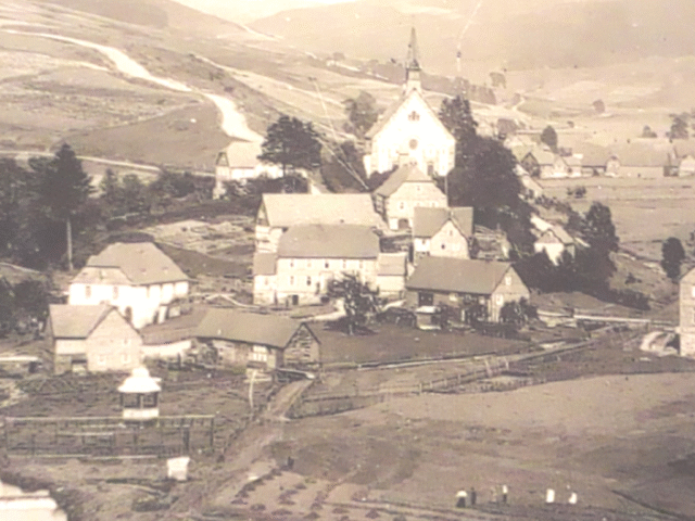 Das Foto zeigt den alten Festplatz mit dem in der Mitte aufgestellten Musikhäuschen (auf dem Foto links unten zu erkennen) des Kriegervereins, genutzt bis Ende der 1920er-Jahre.
