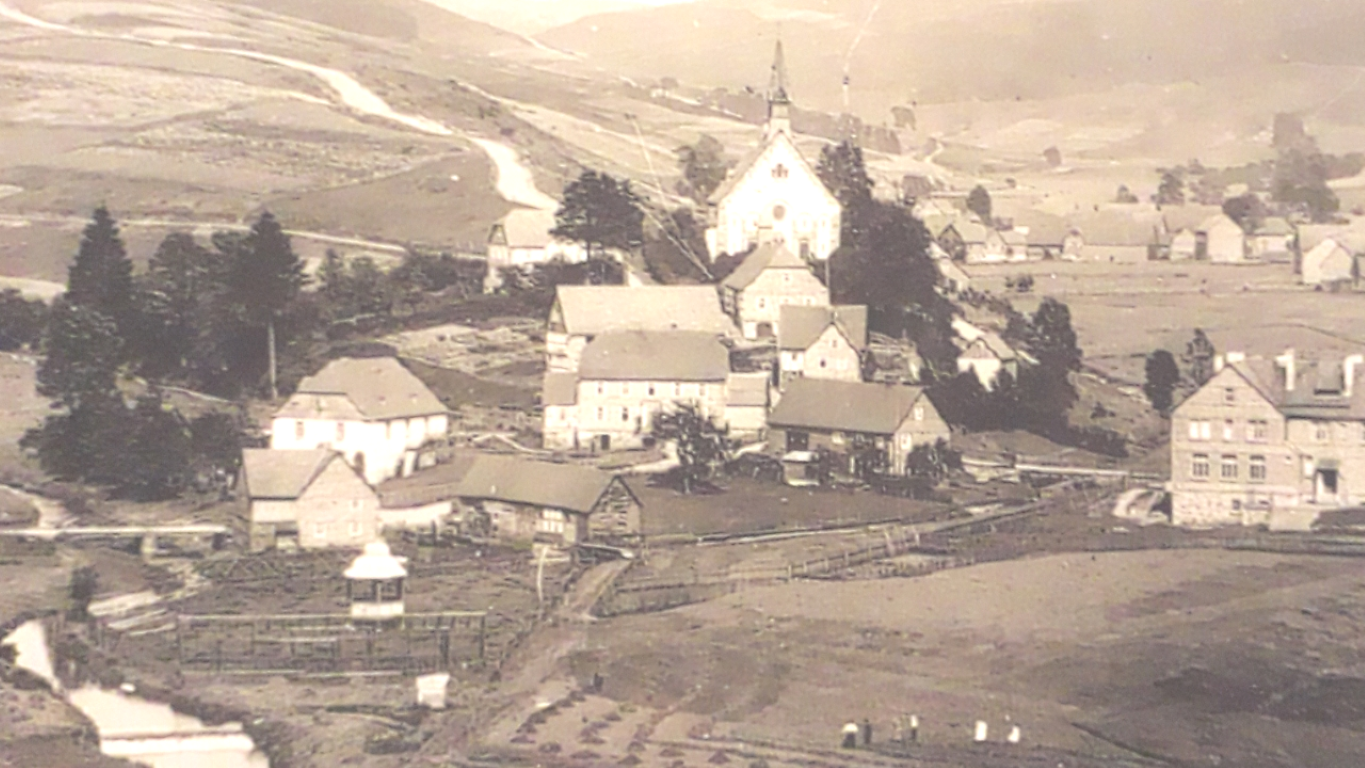 Das nebenstehende Foto zeigt den alten Festplatz mit dem in der Mitte aufgestellten Musikhäuschen (auf dem Foto links unten zu erkennen) des Kriegervereins, genutzt bis Ende der 1920er-Jahre.