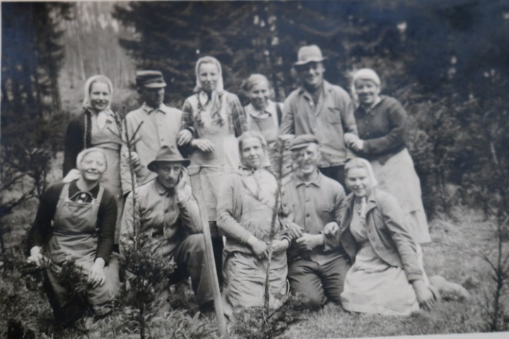Pflanzfrauen 2 https://www.chronik-schuellar-wemlighausen.de/wp-content/uploads/2025/10/Pflanzfrauen-2.jpg