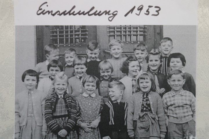 https://www.chronik-schuellar-wemlighausen.de/wp-content/uploads/2025/11/8-Einschulung-1953.jpg