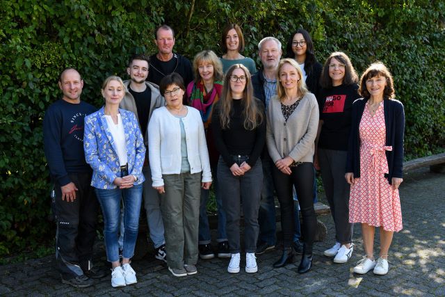 Kollegium, Betreuerinnen sowie eine Sekretärin, ein Hausmeister und das Reinigungspersonal. Foto aus dem Internetauftritt der Grundschule Im Odeborntal, www.gs-im-odeborntal.de
