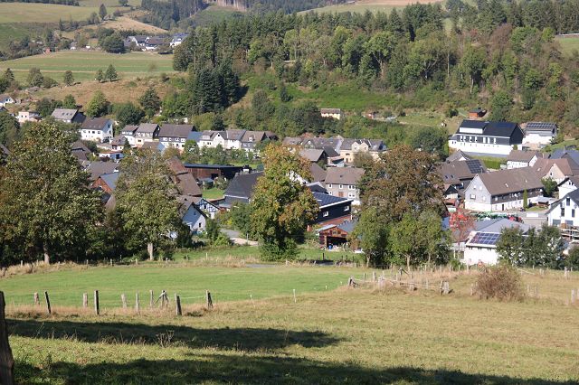 Foto Jochen Grund:  Wemlighausen und in der Ferne Schüllar