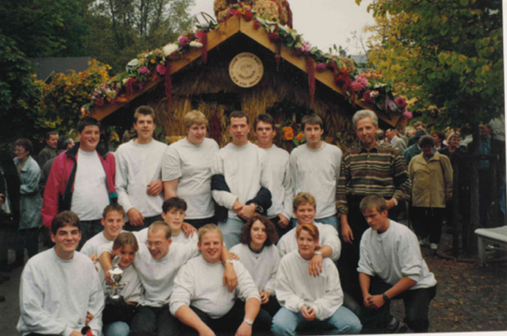 Dorfjugend 1994 vor dem fertig gestellten Erntewagen