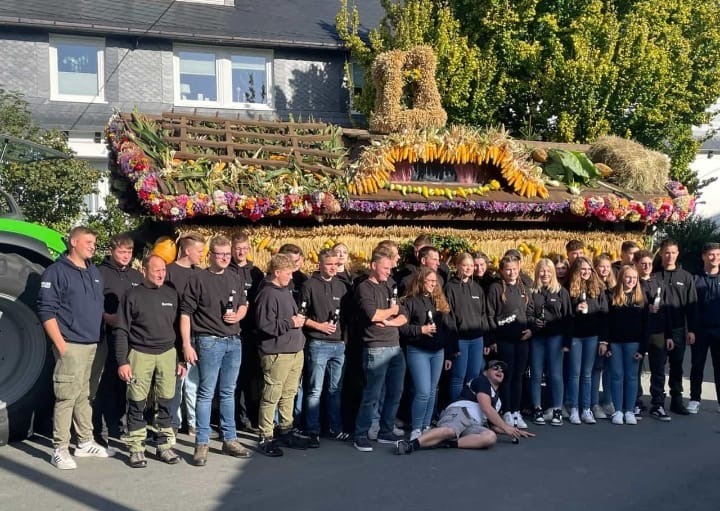 Dorfjugend 2024 vor geschmücktem Erntewagen