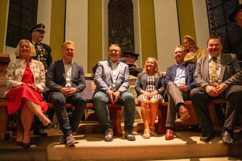 Ehrengäste und Festredner Dr. Ulf Lückel (rechts) beim Festkommers in der Odebornskirche Ehrengäste und Festredner Dr. Ulf Lückel (rechts) beim Festkommers in der Odebornskirche