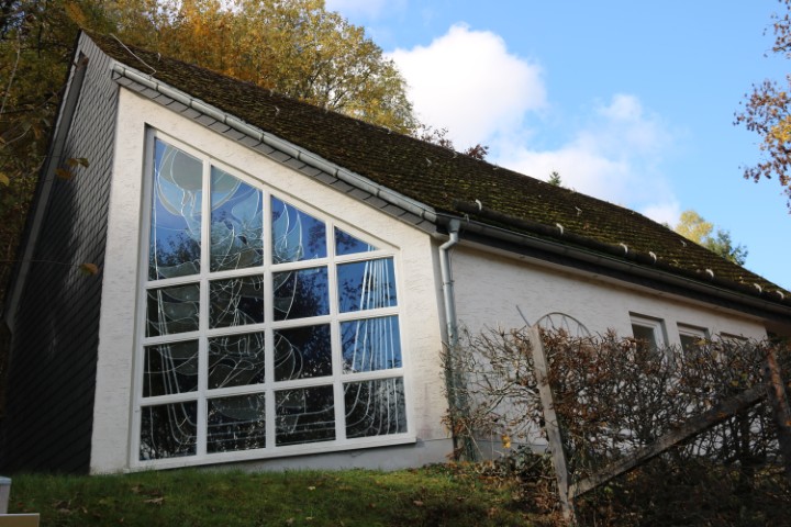 Friedhofskapelle Schüllar mit dem von Wolfgang Kreutter gestalteten Fenster Friedhofskapelle Schüllar mit dem von Wolfgang Kreutter gestalteten Fenster