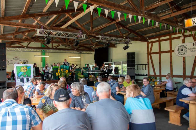 Frühshoppen nach dem Feldgottesdienst Frühshoppen nach dem Feldgottesdienst
