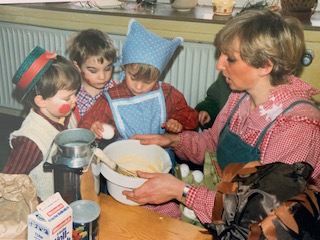 Erika Zacharias im Mai 1988 beim Backen