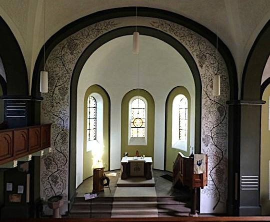 Die Weinreben-Ranke um den Chorraum ist von dem Künstler Wolfgang Kreutter entworfen und gemalt worden. Die Weinreben-Ranke um den Chorraum ist von dem Künstler Wolfgang Kreutter entworfen und gemalt worden.