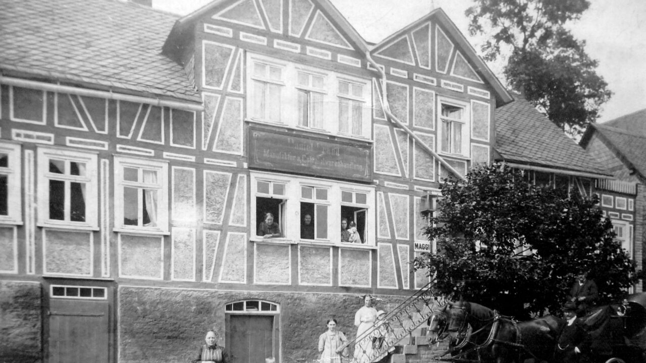 Unterm Rain 8 - Geschaefte-Laeden-Manufaktur-und-Kolonialwarenhandel-Daniel-Grund-Unterm-Rain-Jahr-unbekannt-viell.-Mitte-1930er-Jahre-Gerhard-Grund