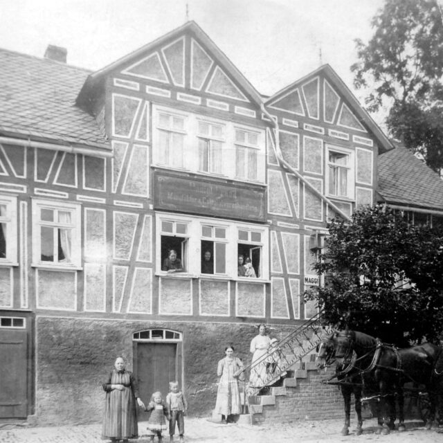 Unterm Rain 8 - Geschaefte-Laeden-Manufaktur-und-Kolonialwarenhandel-Daniel-Grund-Unterm-Rain-Jahr-unbekannt-viell.-Mitte-1930er-Jahre-Gerhard-Grund