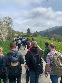Wanderung zur Borg mit reger Beteiligung Wanderung zur Borg mit reger Beteiligung