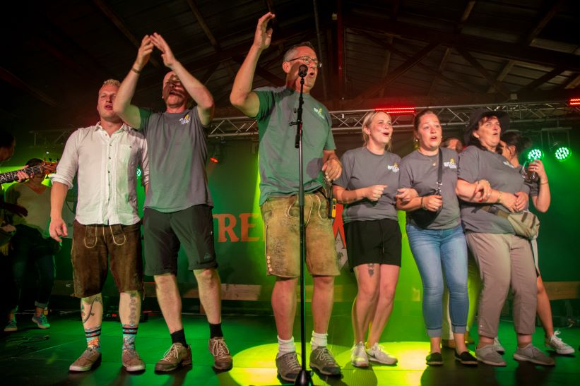 heimische Unterstützung für die Band heimische Unterstützung für die Band