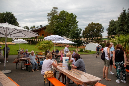 und zahlreiche Verpflegungsmöglichkeiten und zahlreiche Verpflegungsmöglichkeiten