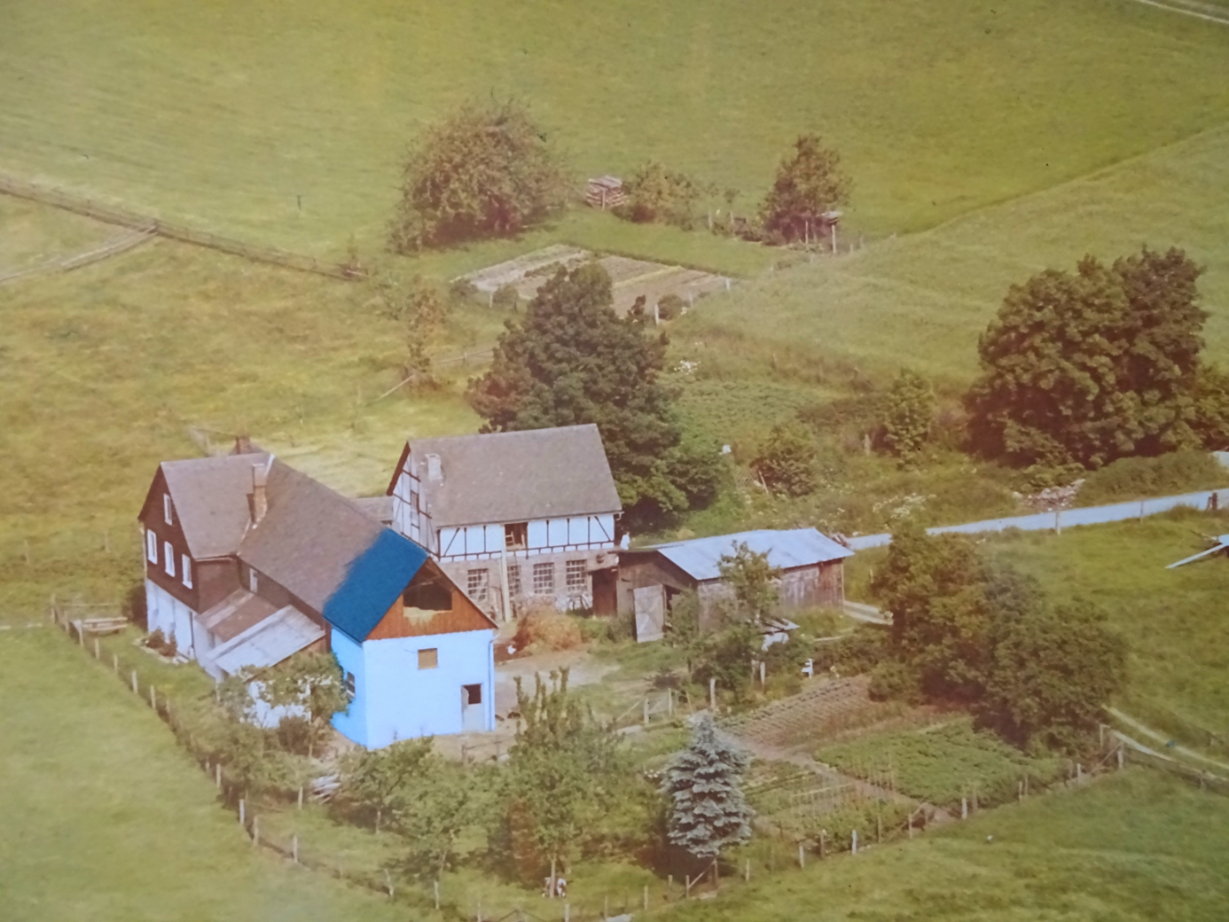 Rechts auf der Hofstelle befindet sich noch die Dreschhalle. In ihr befand sich die Dreschmaschine, welche auch von einigen Bewohnern aus Schüllar genutzt wurde, so von Pöppels, Kappelis, Steinmanns, ...