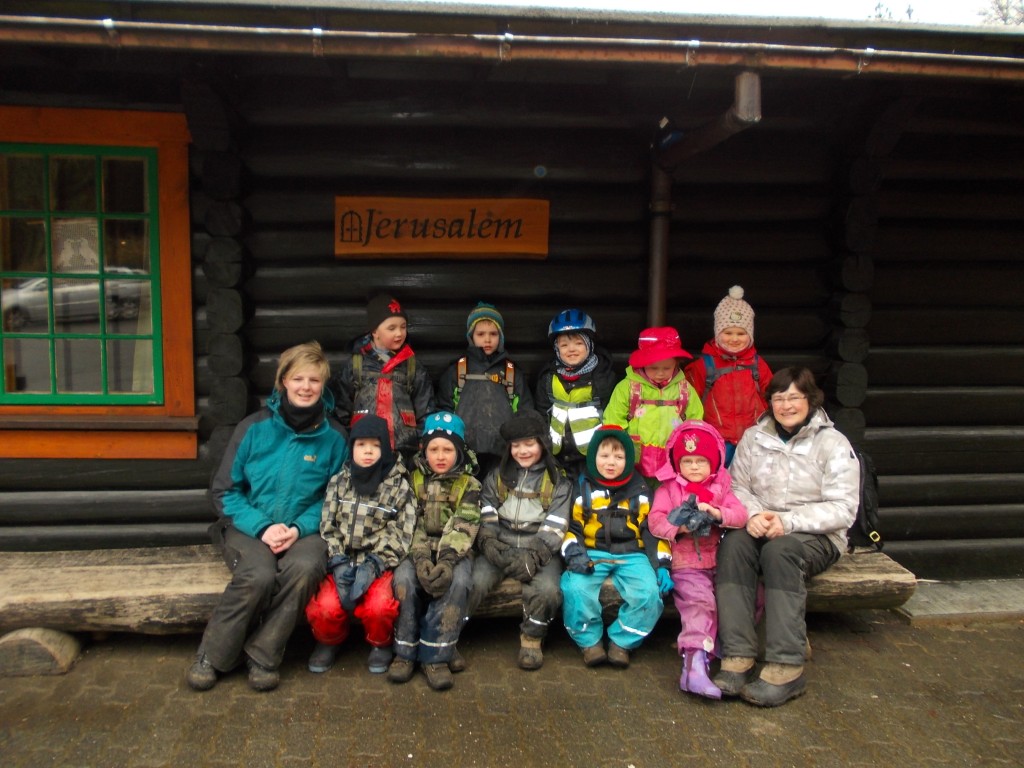 Imke Dickel und Inge Brüggemann mit "Waldentdeckern"