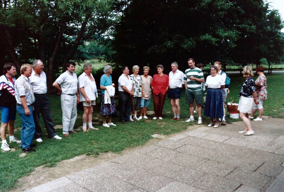 Aufstellung zum gemeinschaftlichen Singen des Rainliedes.