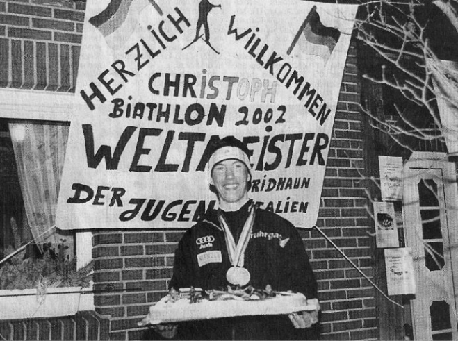 Christoph 2002 vor seinem Elternhaus.