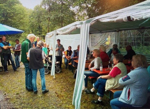 Der Platz an der „alten Vogelstange“ wird seit 1982 von den Anliegern des Hillerbachs für das alljährliche Straßenfest (Hillerbachfest) genutzt. 