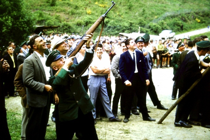 Ewald und Fritz Homrighausen.  Willi Krämer legt an. Vogelschießen 1964.