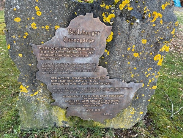 https://www.chronik-schuellar-wemlighausen.de/wp-content/uploads/2026/04/Grenzgang-und-Grenzstein.jpg