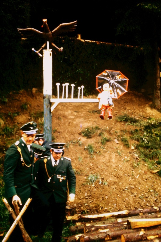 Das letzte Vogelschießen im Hillerbach 1974 bei regnerischem Wetter. Die Vorbereitungen zum Preis-, Geck- und Vogelschießen sind beendet. (Foto: SSV).