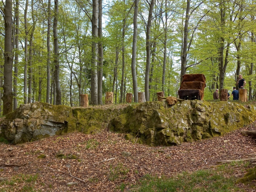 https://www.chronik-schuellar-wemlighausen.de/wp-content/uploads/2026/04/Reste-der-Burganlage-1.jpg