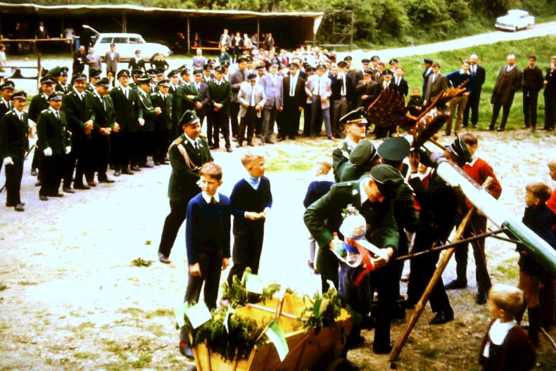 Vogelschießen 1968. Königsvogel und Geck werden an der Stange befestigt. Vorsitzender Walter Krämer. Den Vogel befestigt der Schützenkönig 1967 Heinrich Fuchs. (Foto: SSV).